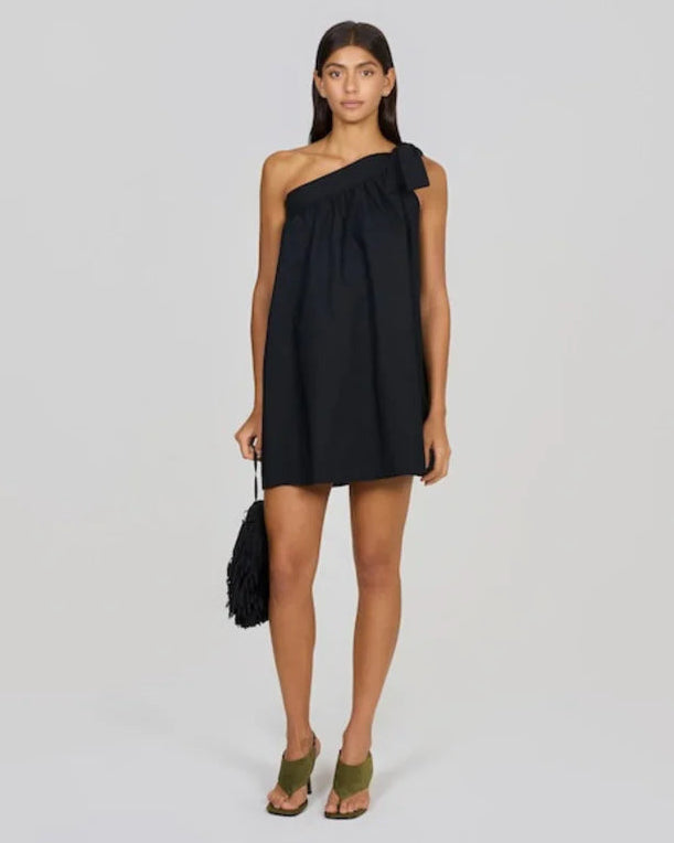 Schwarzes Minikleid mit einem Schulterträger