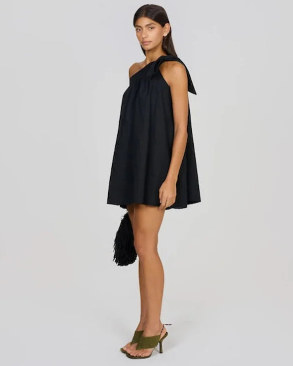 Schwarzes Minikleid mit einem Schulterträger