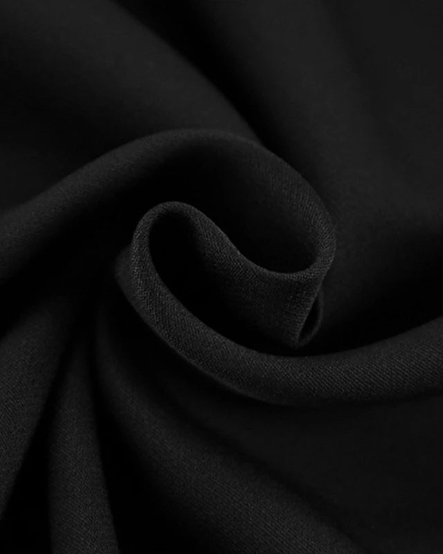 Schwarzes Minikleid mit einem Schulterträger